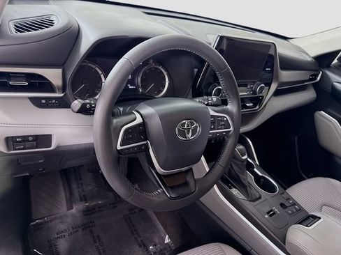 Used 2023 Toyota Highlander LE FWD image 9