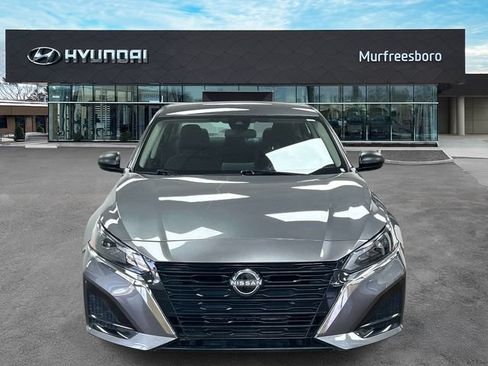 Used 2025 Nissan Altima 2.5 SV FWD image 2