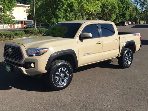 Used 2020 Toyota Tacoma TRD Off-Road AWD/4WD image 11