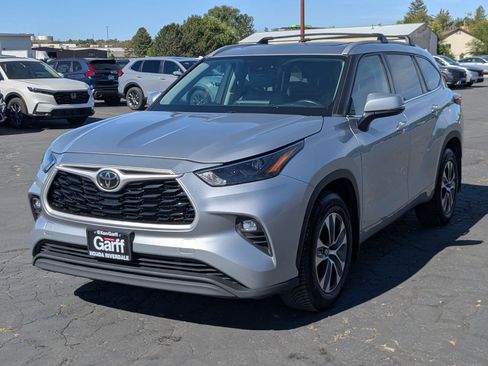 Used 2022 Toyota Highlander XLE AWD/4WD image 10