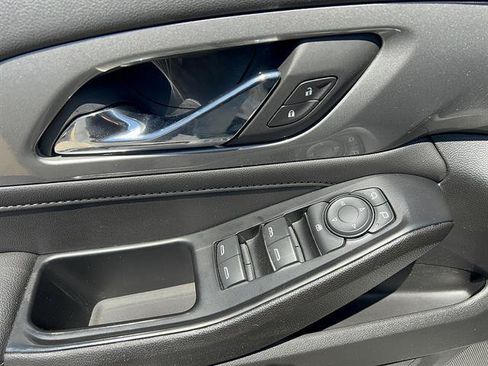 Used 2023 Chevrolet Traverse LT FWD image 17