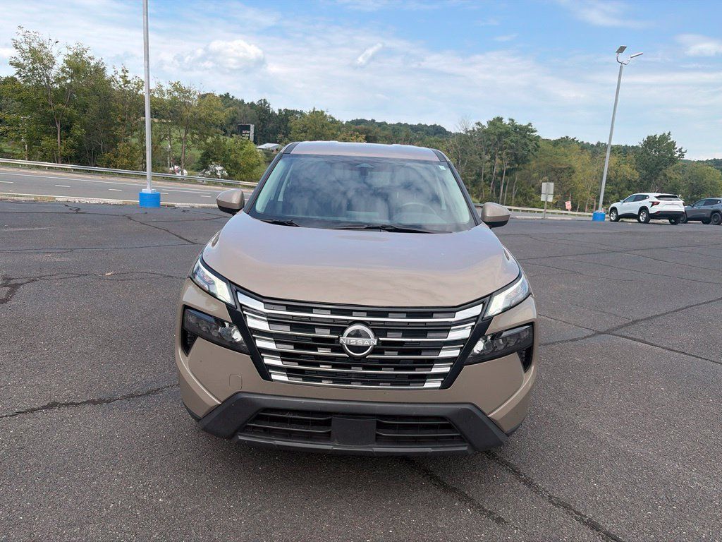 Used 2025 Nissan Rogue SV AWD/4WD image 3