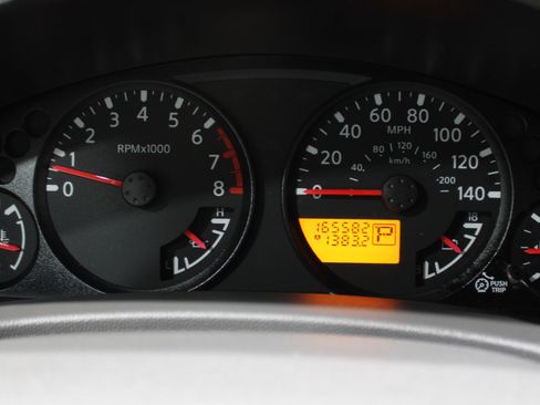 Used 2010 Nissan Frontier SE image 11