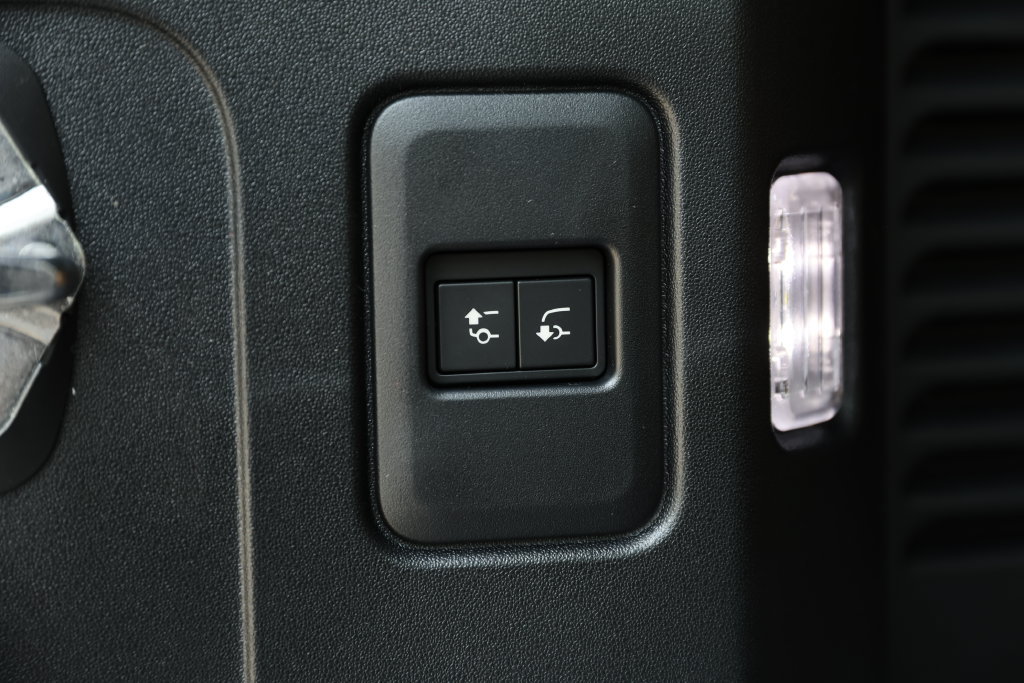 New 2026 Land Rover Defender 130 X-Dynamic SE AWD/4WD image 10