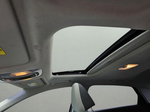 Used 2023 Hyundai Elantra Limited w/ Preferred Accessory Package image 18