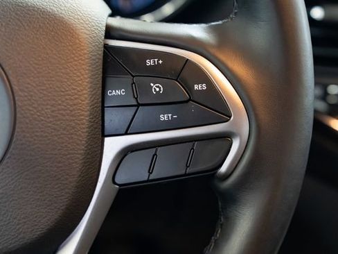 Used 2020 Jeep Grand Cherokee Altitude AWD/4WD image 15