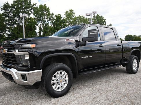 Used 2024 Chevrolet Silverado 2500 LT AWD/4WD image 3