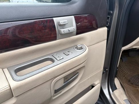 Used 2003 Lincoln Aviator AWD image 9