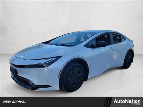 Used 2025 Toyota Prius LE image 1