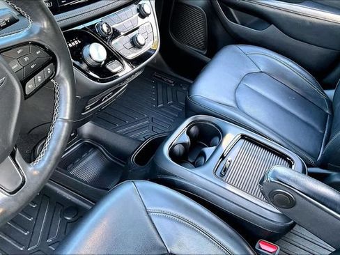 Used 2021 Chrysler Pacifica Touring-L w/ Uconnect Theater Family Group FWD image 18