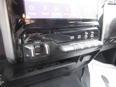 Used 2025 RAM 2500 Laramie AWD/4WD image 36