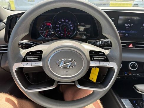 Used 2023 Hyundai Elantra SE FWD image 12