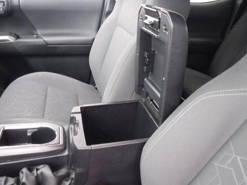 Used 2017 Toyota Tacoma TRD Sport image 27