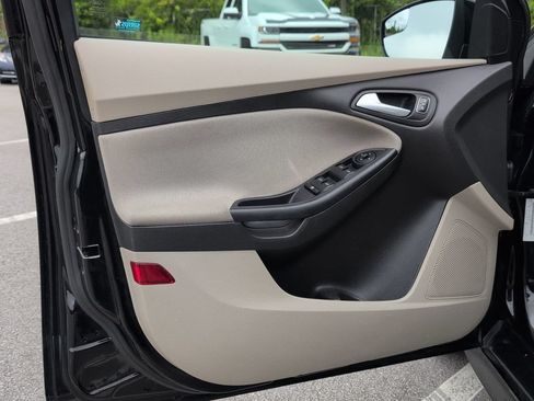 Used 2016 Ford Focus SE w/ SE Sport Package FWD image 8