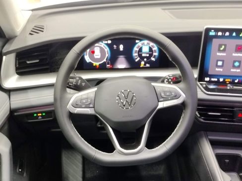 New 2025 Volkswagen Tiguan SE image 34