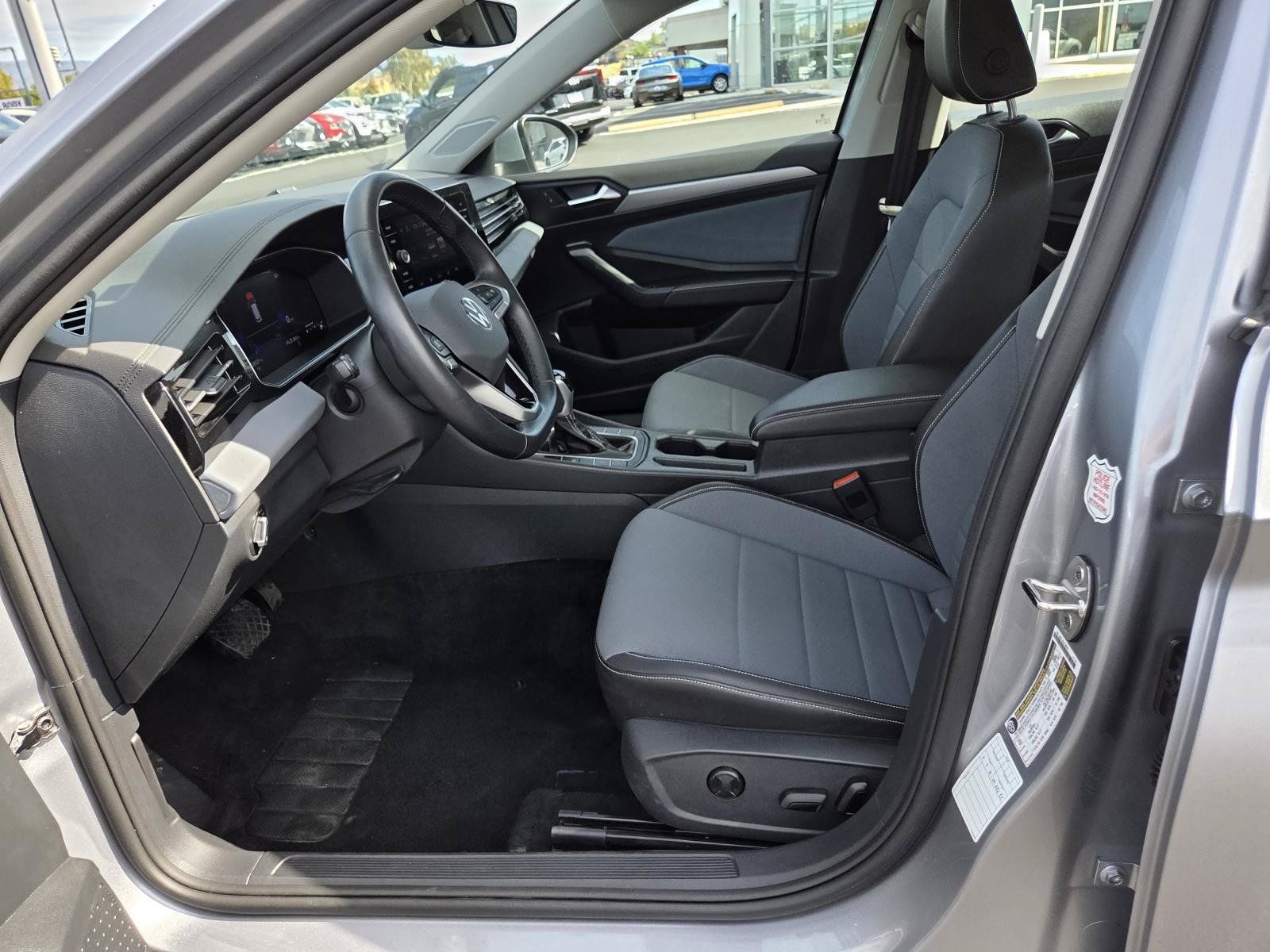 Used 2025 Volkswagen Jetta SE FWD image 10