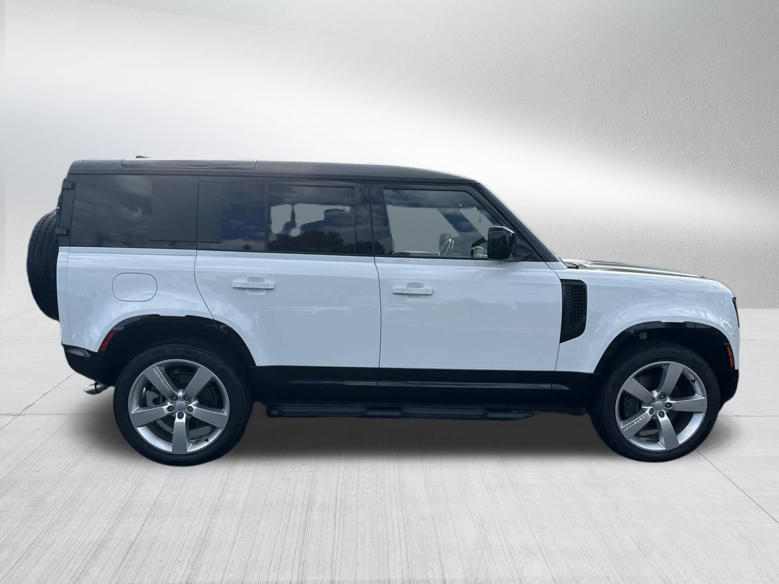 Certified 2025 Land Rover Defender 110 X-Dynamic SE AWD/4WD image 5
