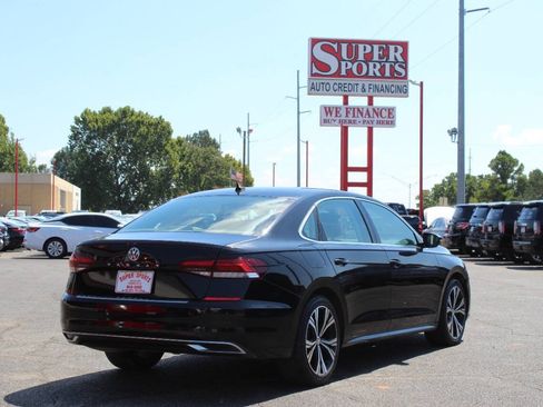 Used 2021 Volkswagen Passat 2.0T SE FWD image 4