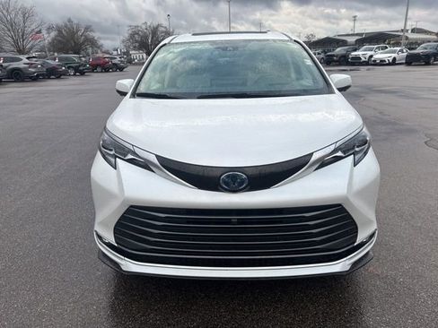 Used 2025 Toyota Sienna Platinum image 8