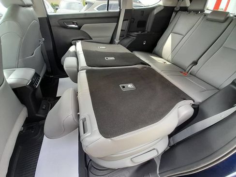 Used 2021 Toyota Highlander XLE AWD/4WD image 46