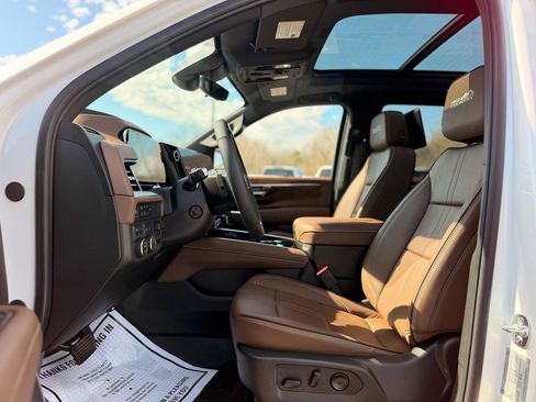 Used 2025 Chevrolet Tahoe High Country image 13