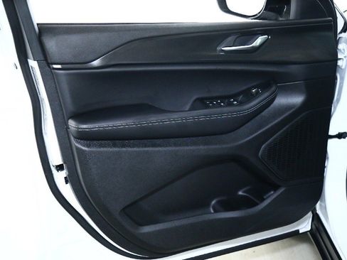 Used 2025 Jeep Grand Cherokee Altitude image 15