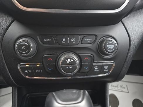 Used 2022 Jeep Cherokee Trailhawk w/ Comfort/Convenience Group AWD/4WD image 21