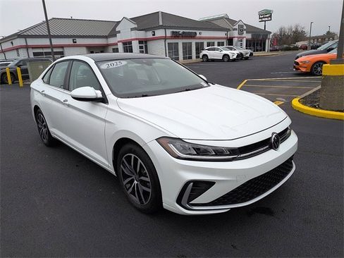 Used 2025 Volkswagen Jetta SE w/ Sunroof Package image 1