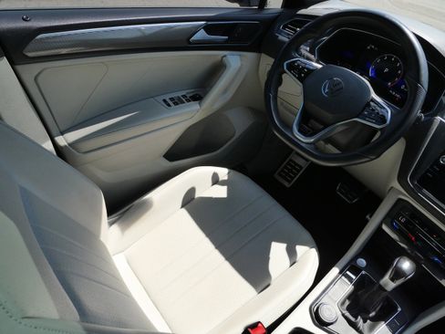 Used 2023 Volkswagen Tiguan SE R-Line AWD/4WD image 9