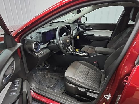 Used 2024 Chevrolet Trax LT w/ Sunroof Package image 29