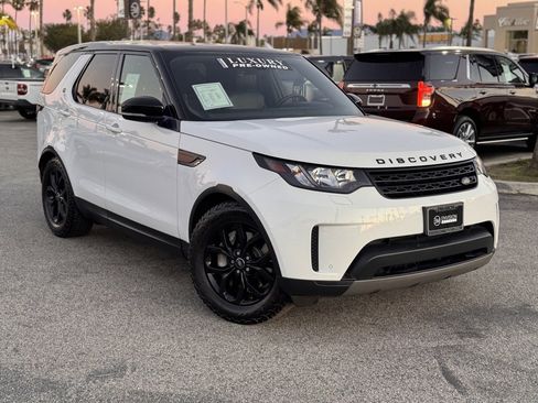 Used 2018 Land Rover Discovery SE image 2