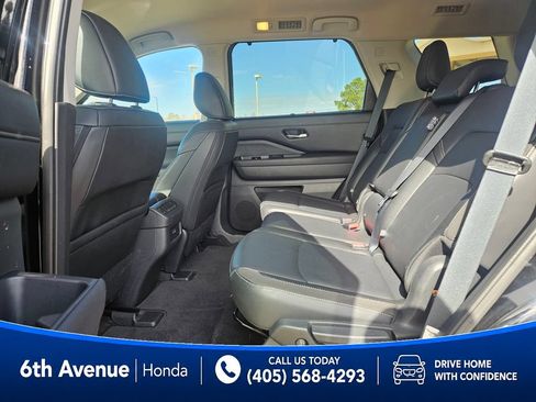 Used 2025 Nissan Pathfinder SL FWD image 13