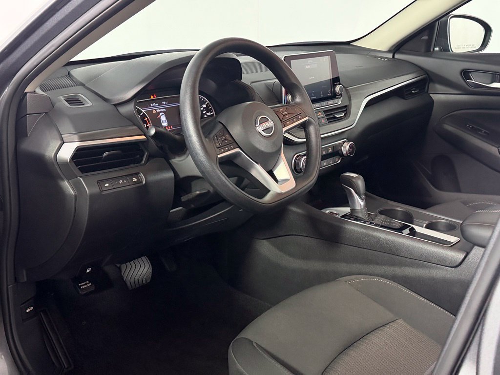 Used 2025 Nissan Altima 2.5 SV FWD image 11