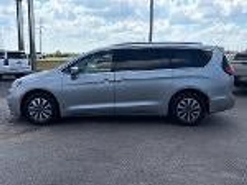 Used 2021 Chrysler Pacifica Touring-L w/ Premium & Safety Sphere Group FWD image 1