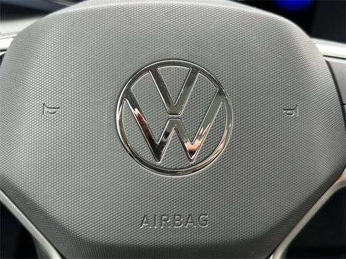 Certified 2022 Volkswagen Taos SE w/ Panoramic Sunroof Package image 23