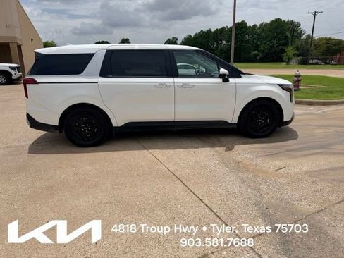 Used 2025 Kia Carnival FWD image 12