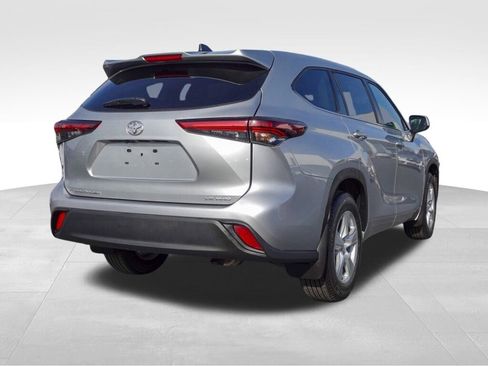 Certified 2024 Toyota Highlander LE image 3