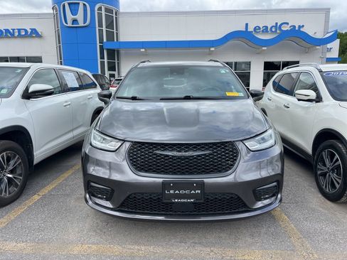 Used 2022 Chrysler Pacifica Touring-L w/ S Appearance Package AWD/4WD image 2