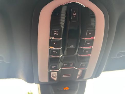 Used 2022 Porsche Macan AWD/4WD image 38