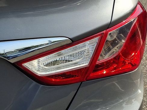 Used 2011 Hyundai Sonata GLS FWD image 17