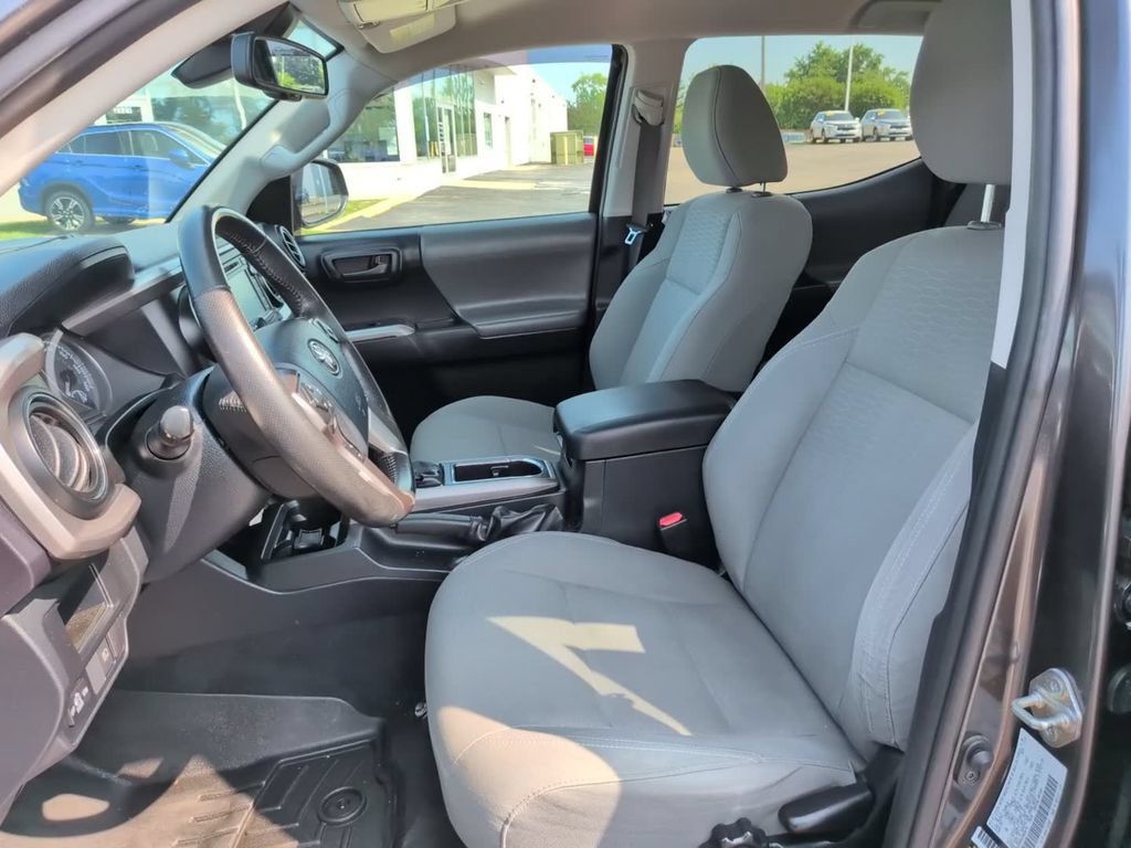 Used 2019 Toyota Tacoma SR5 AWD/4WD image 17