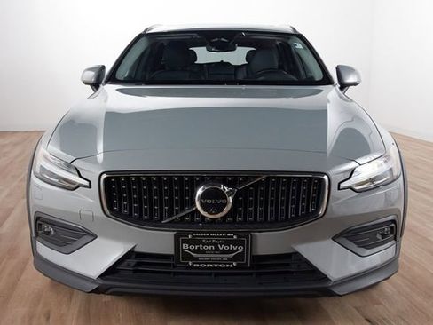 Certified 2025 Volvo V60 B5 Cross Country Plus AWD/4WD image 2