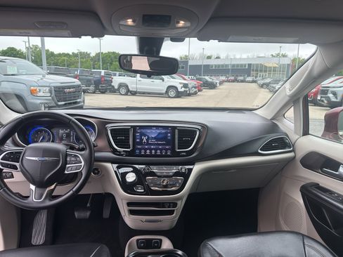 Used 2018 Chrysler Pacifica Touring-L FWD image 28