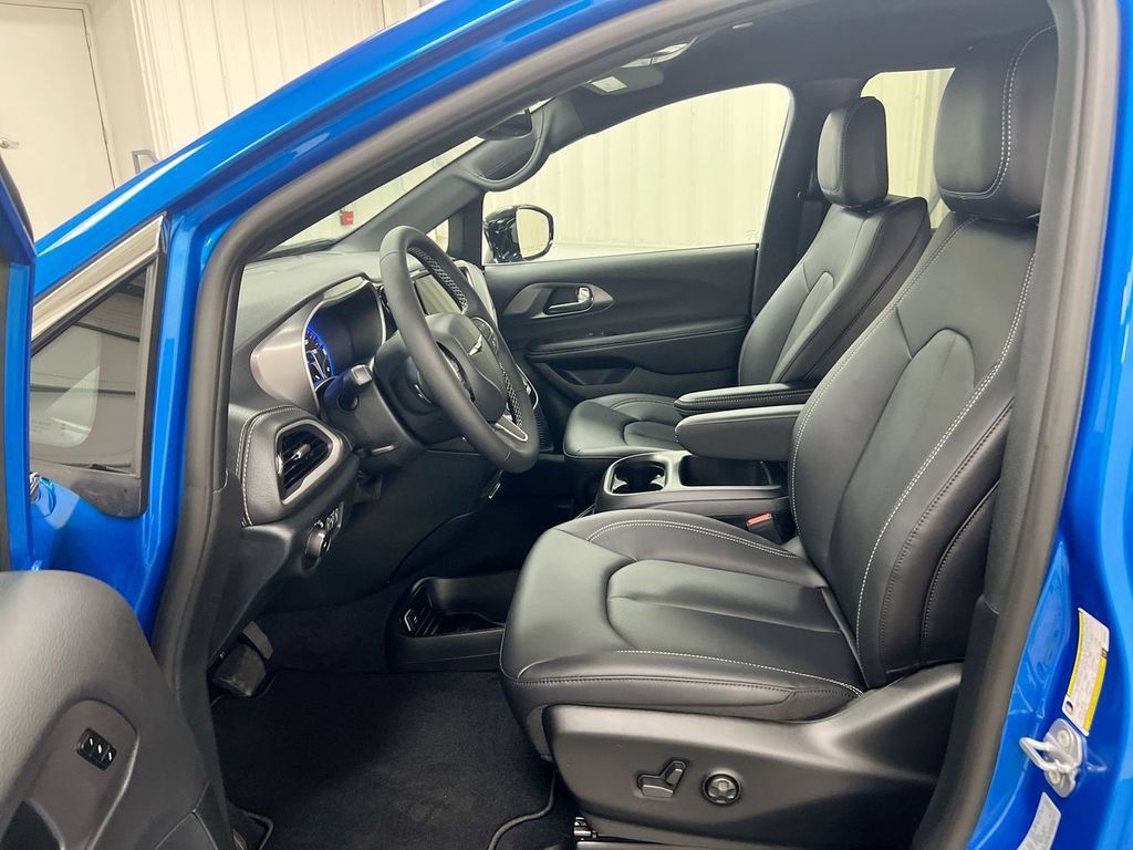 New 2026 Chrysler Pacifica Select FWD image 19