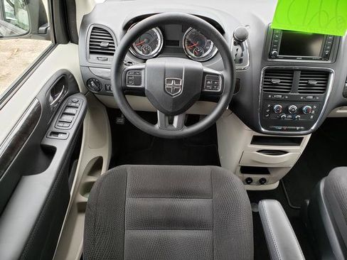Used 2018 Dodge Grand Caravan SE w/ UConnect Hands-Free Group image 14