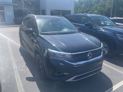 Used 2022 Volkswagen Taos SE w/ Panoramic Sunroof Package image 12