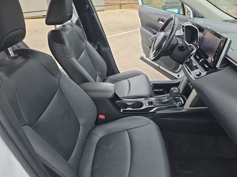 Used 2022 Toyota Corolla Cross XLE image 10