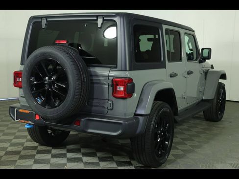 Used 2022 Jeep Wrangler Unlimited Sahara w/ Dual Top Group AWD/4WD image 16