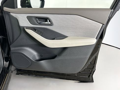 Used 2023 Nissan Rogue SV image 30