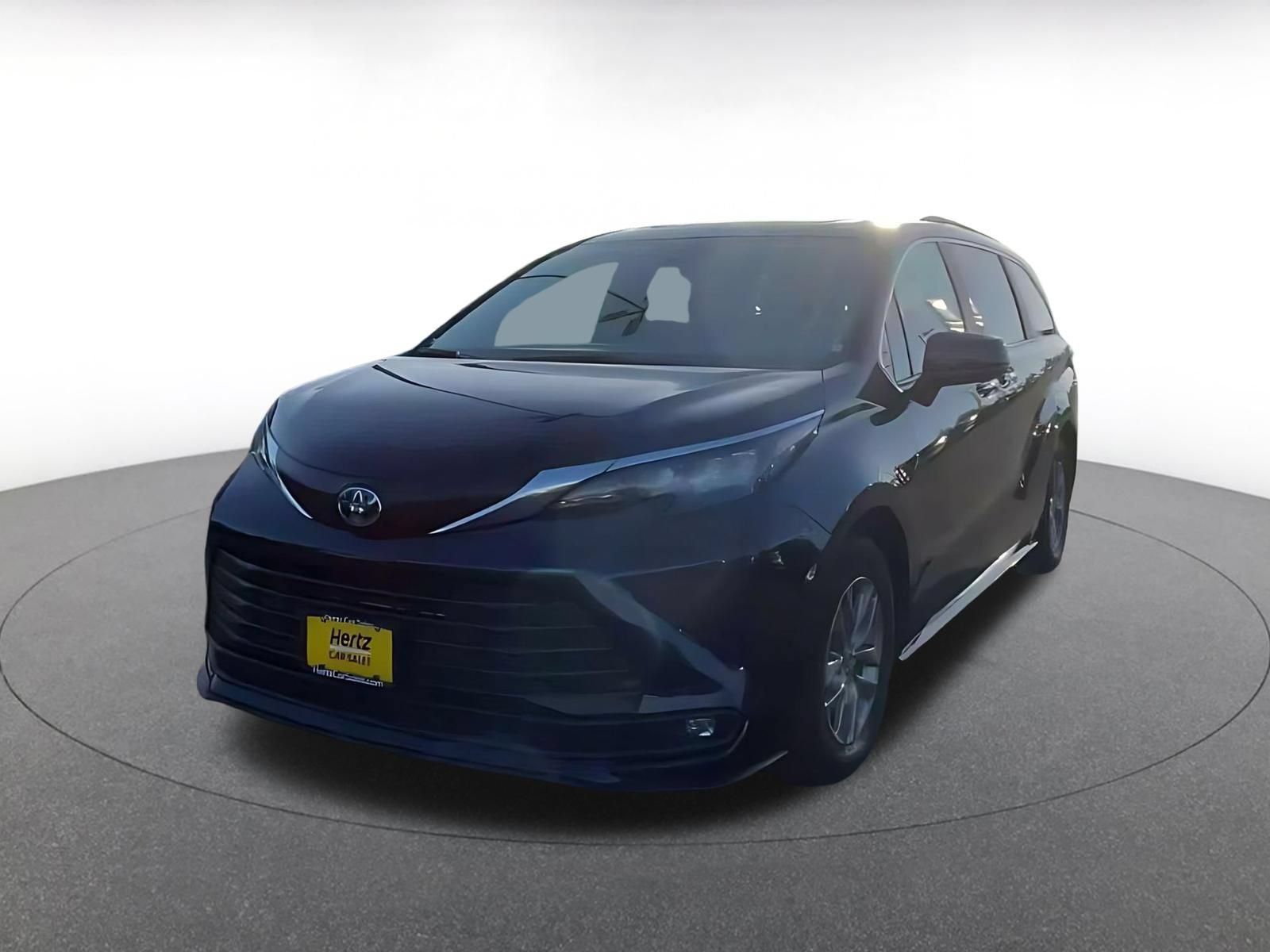 Used 2025 Toyota Sienna XLE FWD image 6
